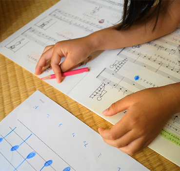 音楽教室で勉強する子供の手